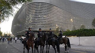 Agentes de policía a caballo, fuera del estadio Santiago Bernabéu, antes del partido de la Liga de Campeones que enfrentaba al Real Madrid con el Manchester City.