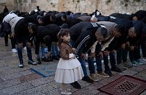 فلسطينيون يؤدون صلاة العيد خارج  المسجد الأقصى في البلدة القديمة بالقدس