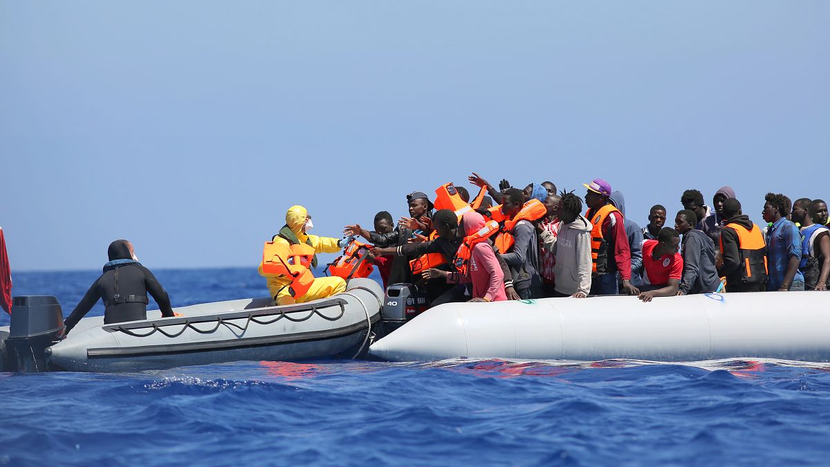 Операция по спасению нелегальных мигрантов, плывущих в Европу на перегруженной лодке