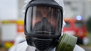 Украинский спасатель в костюме для защиты от радиации участвует в тренировке в Запорожье, Украина, четверг 29 июня 2023 года.