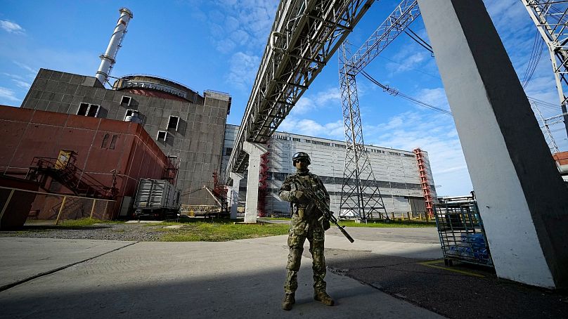 Ein russischer Soldat bewacht einen Bereich des Kernkraftwerks Saporischschja in einem Gebiet unter russischer Militärkontrolle im Südosten der Ukraine, 1. Mai 2022