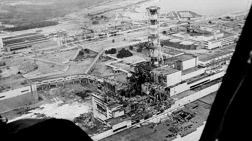 Una veduta aerea della centrale nucleare ucraina di Chernobyl, luogo del peggior disastro nucleare del mondo, pochi giorni dopo l'esplosione mortale del 26 aprile 1986