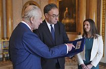 Rei Carlos III recebe notas oficiais
