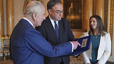 Rei Carlos III recebe notas oficiais