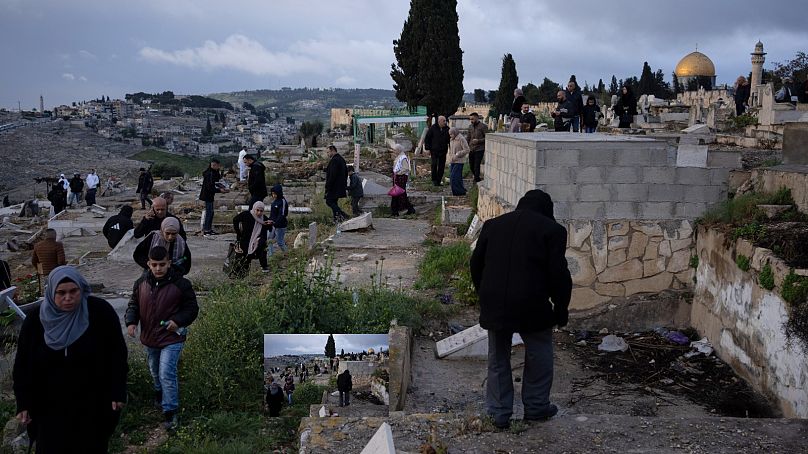 فلسطينيون يزورون قبور أقاربهم بعد صلاة عيد الفطر