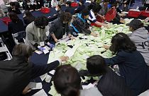 Güney Kore'de seçimleri muhalefet kazanıyor