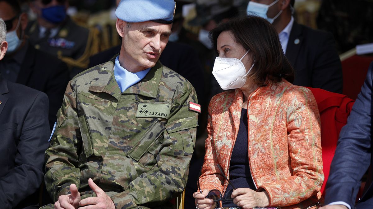 قائد قوات الأمم المتحدة المؤقتة في لبنان (اليونيفيل)، اللواء أرولدو لازارو ساينز، يتحدث مع وزيرة الدفاع الإسبانية مارجريتا روبلز