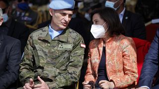 قائد قوات الأمم المتحدة المؤقتة في لبنان (اليونيفيل)، اللواء أرولدو لازارو ساينز، يتحدث مع وزيرة الدفاع الإسبانية مارجريتا روبلز