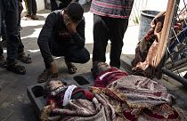 I palestinesi piangono i parenti uccisi dai bombardamenti israeliani sulla Striscia di Gaza all'obitorio dell'ospedale di Rafah, mercoledì 20 marzo 2024.