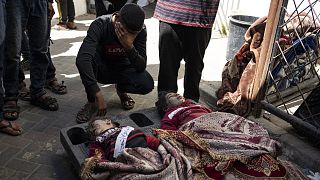 Палестинцы оплакивают родственников, погибших в результате израильской бомбардировки сектора Газа, в морге больницы в Рафахе, среда, 20 марта 2024 года.