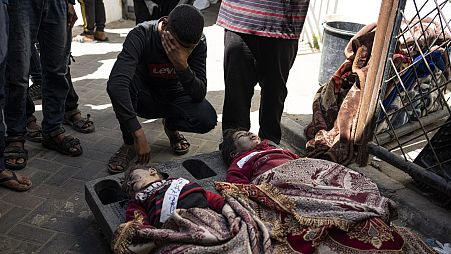 Palestinianos choram os familiares mortos nos bombardeamentos israelitas na Faixa de Gaza na morgue de um hospital em Rafah, quarta-feira, 20 de março de 2024.
