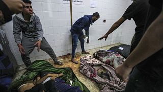 Les Palestiniens pleurent les membres de leur famille tués lors des bombardements israéliens sur la bande de Gaza à la morgue de l'hôpital de Rafah, mercredi 20 mars 2024.