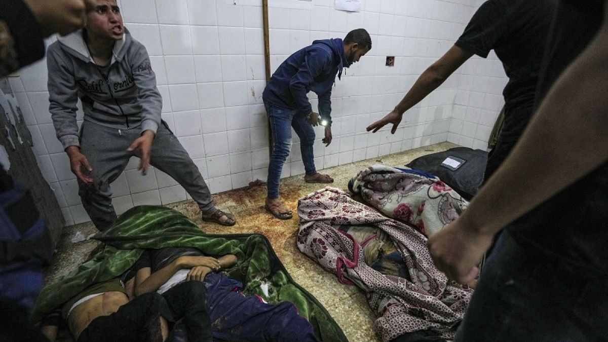 Los cadáveres de personas muertas en el bombardeo israelí de la Franja de Gaza son llevados al Hospital al Aqsa en Deir al Balah, Franja de Gaza, el martes 9 de abril de 2024