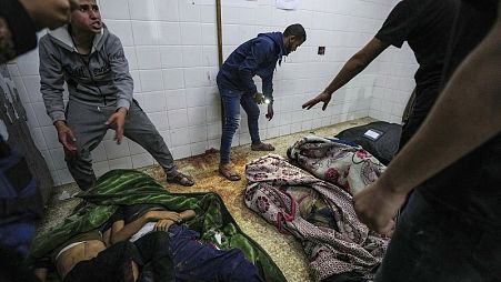 Los cadáveres de personas muertas en el bombardeo israelí de la Franja de Gaza son llevados al Hospital al Aqsa en Deir al Balah, Franja de Gaza, el martes 9 de abril de 2024