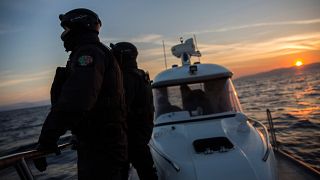 Bevándorlók után kutató hajó a Földközi-tengeren