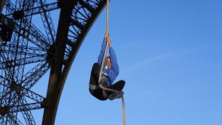 أنوك غارنييه تتسلق حبلًا تحت برج إيفل خلال محاولة لتحطيم الرقم القياسي في رياضة تسلق الحبل للأعلى