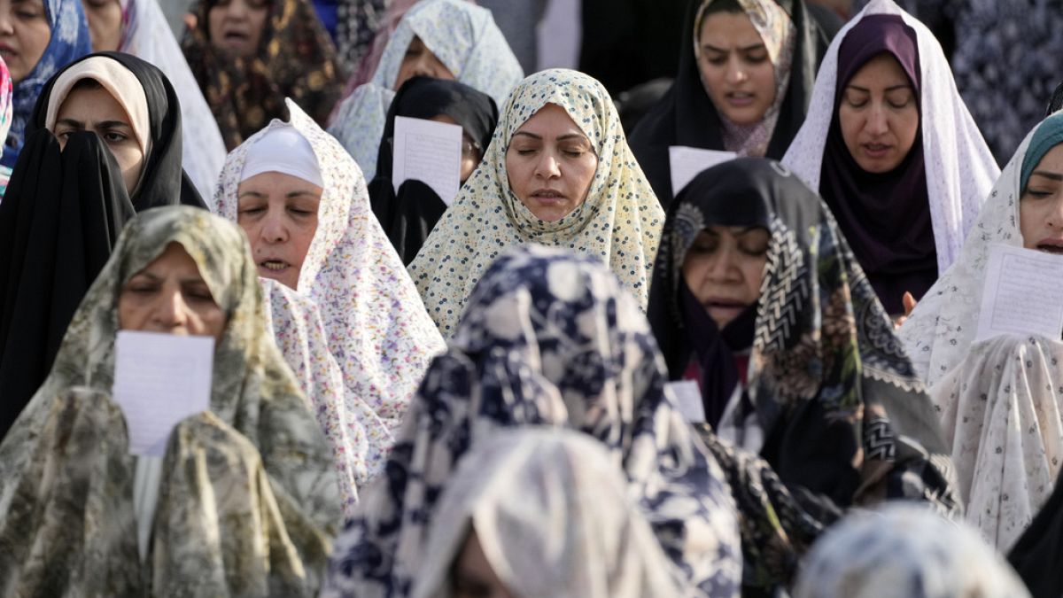 WATCH: Muslims celebrate Eid al-Fitr across the world thumbnail