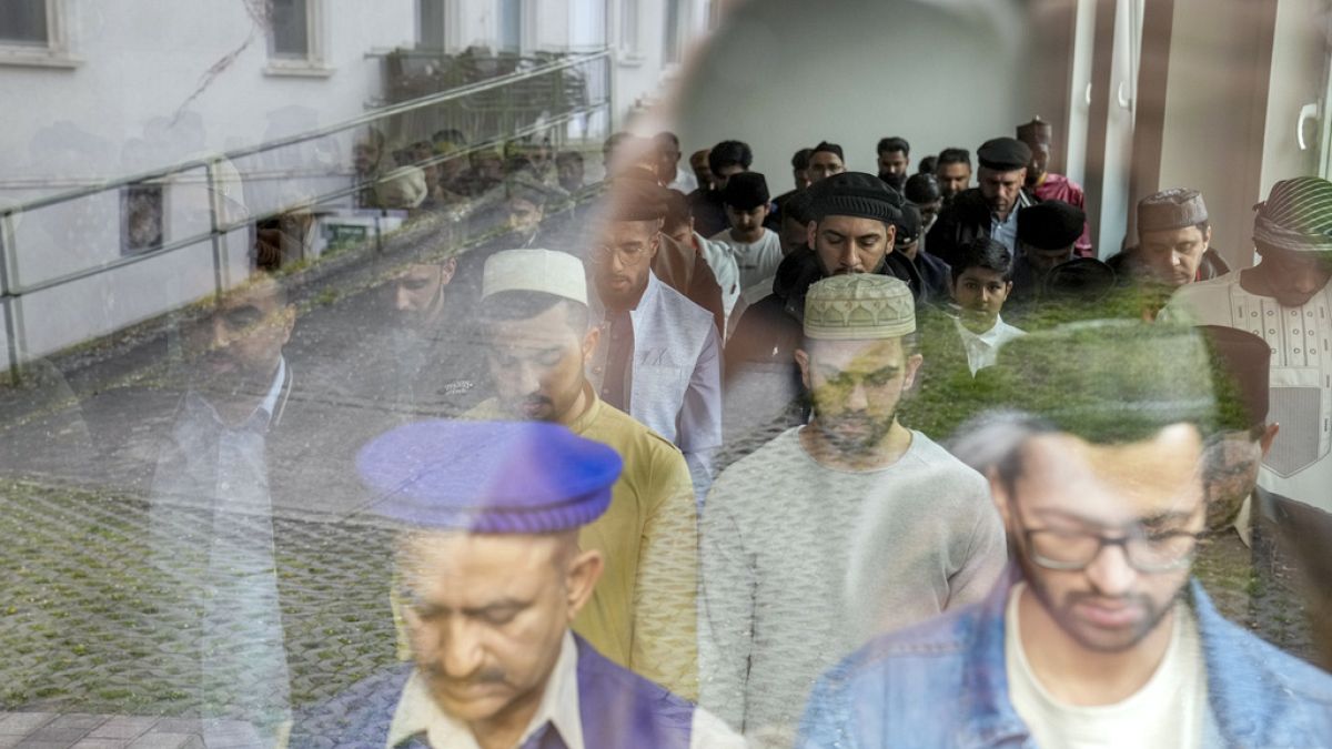 Muçulmanos rezam orações nas celebrações do Eid al-Fitr na Alemanha
