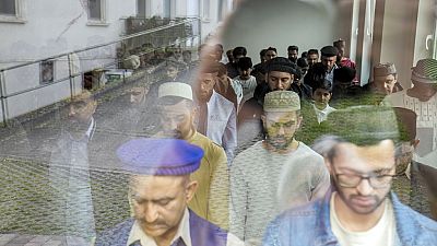 Muçulmanos rezam orações nas celebrações do Eid al-Fitr na Alemanha