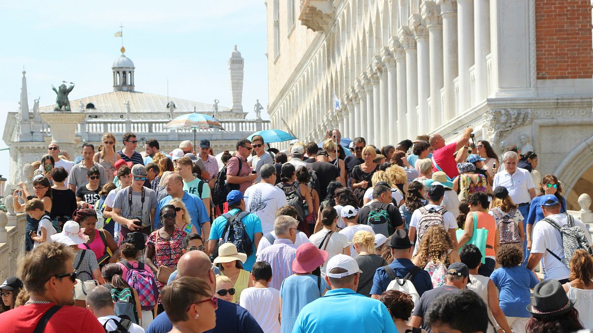 „Искаме визия, в центъра на която не е туризмът“: Жителите на Венеция протестират срещу новата входна такса