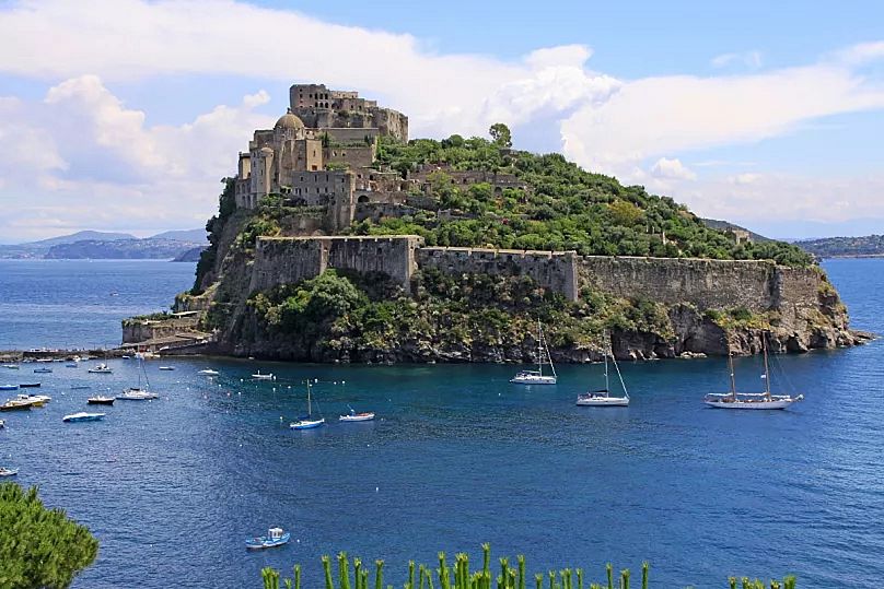 O icónico Castelo Aragonês em Ischia.