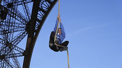 Extremsportlerin Anouk Garnier kletterte an einem Tau 110 Meter bis zur zweiten Etage des Eiffelturms hinauf.