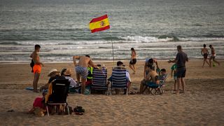 Bañistas disfrutan de la playa de Barbate, en la provincia de Cádiz, al sur de España.