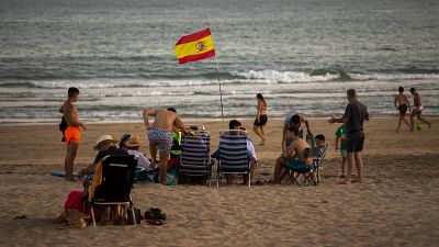 Banhistas apreciam a praia em Barbate, na província de Cádis, no sul de Espanha.