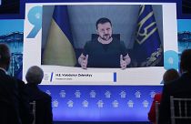Le Président ukrainien Volodymyr Zelensky, lors d'une retransmission en direct du 9e Forum économique de Delphes, en Grèce.