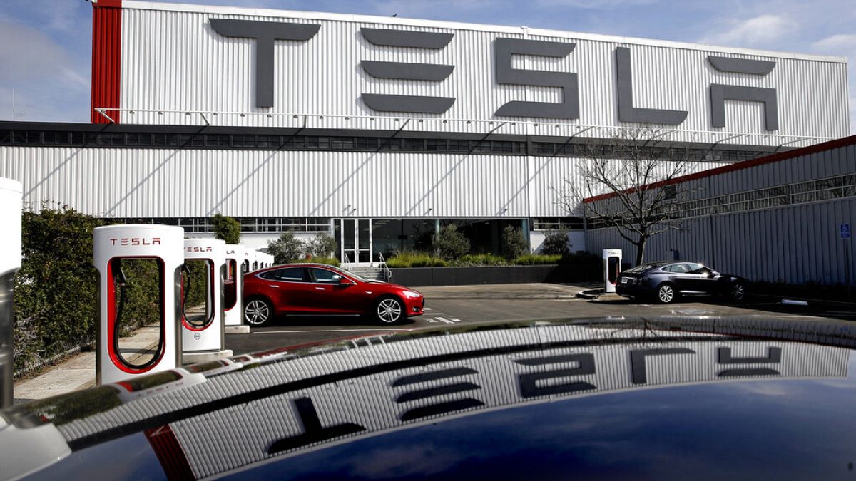 Акциите на Tesla отбелязаха спад от близо 30% през първото