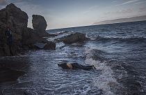 El cuerpo sin vida de una mujer no identificada aparece en la costa del pueblo de Skala, en la isla griega de Lesbos, el domingo 1 de noviembre de 2015.
