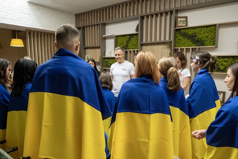 Mykola Kuleba, a Save Ukraine alapítója hazatelepített ukrán gyerekekkel