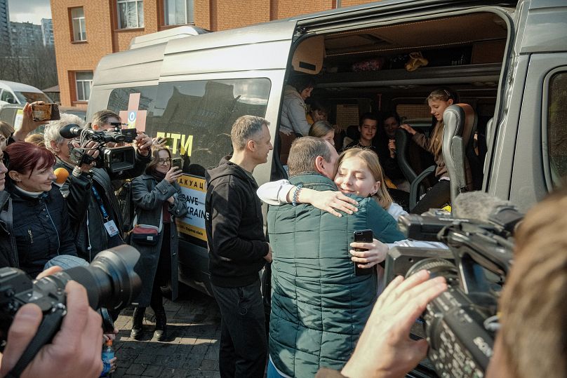 Ein Bus mit zurückgeholten Kindern kommt in der Ukraine an.