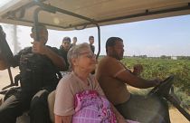 مسلحون من حماس ينقلون يافا أدار، 85 عامًا، إلى غزة بعد اختطافها من منزلها في نير أوز