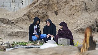 Madres en un cementerio de la Franja de Gaza.