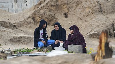 Madres en un cementerio de la Franja de Gaza.