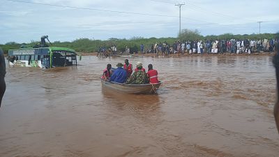 حافلة عالقة وسط نهر في كينيا بعد أن جرفتها مياه الفيضانات 