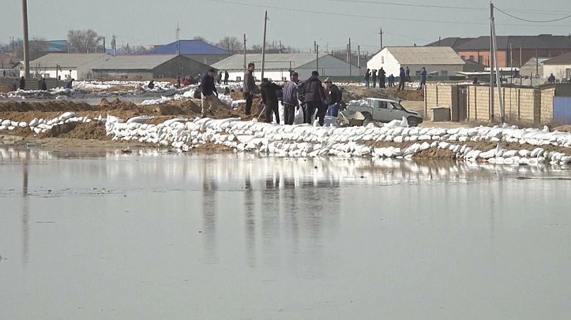 Diques para combatir las inundaciones en Kazajistán