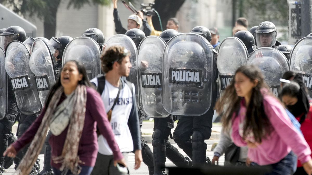 Protesters clash with police in Argentina over austerity reforms thumbnail