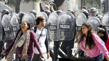 Fotografía de policía argentina en una manifestación