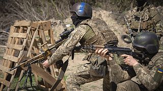 Des volontaires russes combattant pour l'Ukraine à l'entrainement.
