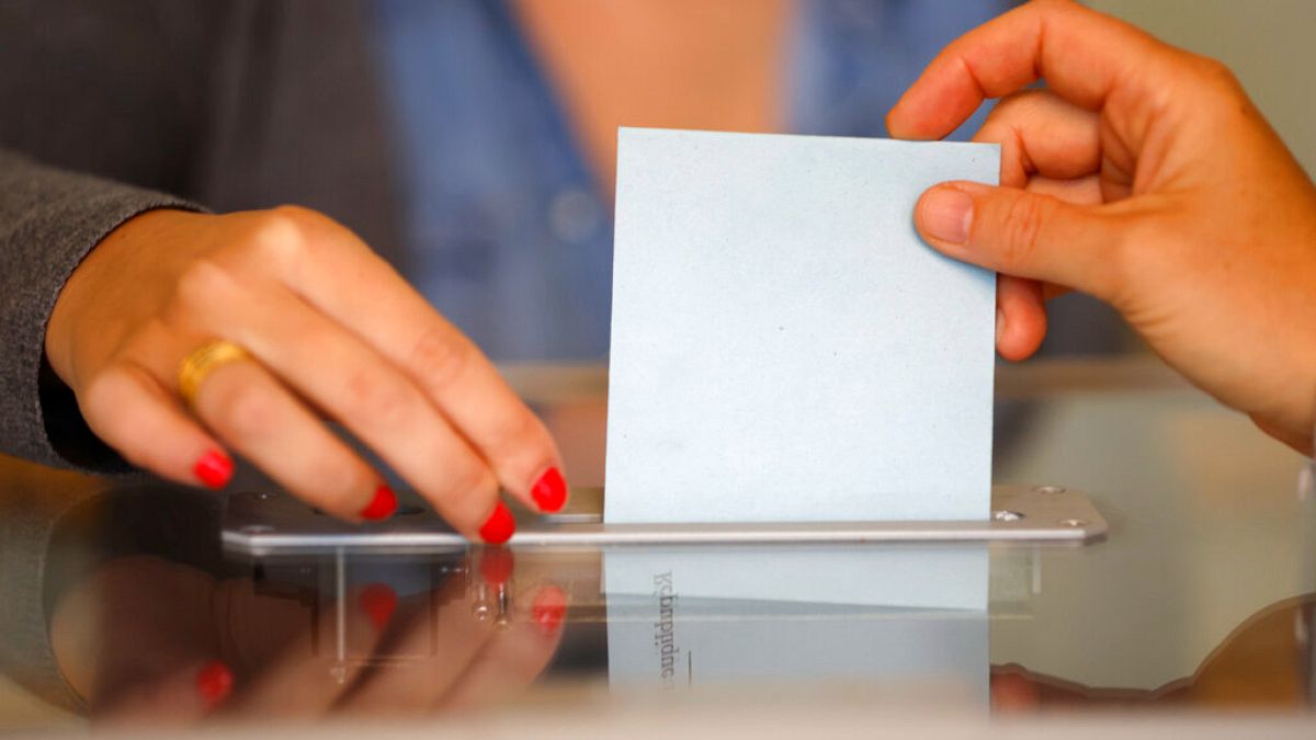Fransa'daki seçimlerde oy kullanan bir vatandaş (arşiv)