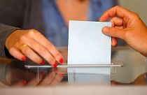 Fransa'daki seçimlerde oy kullanan bir vatandaş (arşiv)