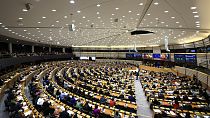 ARCHIVO: Eurodiputados en sesión plenaria en la sede del Parlamento Europeo en Bruselas el 10 de abril de 2024