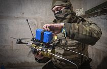 Ukrán katona drónt készít elő