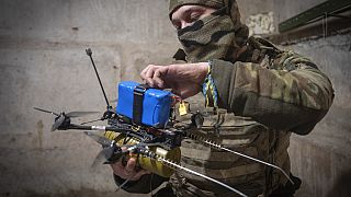 Ukrán katona drónt készít elő