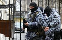 ضباط شرطة يسيرون بالقرب من محكمة منطقة باسماني في موسكو، روسيا ، الأحد 24 مارس 2024