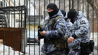 ضباط شرطة يسيرون بالقرب من محكمة منطقة باسماني في موسكو، روسيا ، الأحد 24 مارس 2024