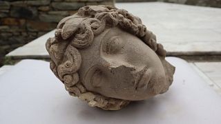 Cabeza de mármol del dios griego Apolo hallada en Filipos
