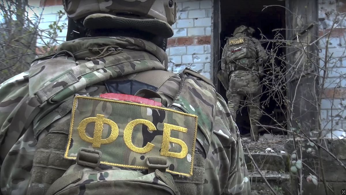Imagen de varios miembros de las fuerzas especiales del Servicio Federal de Seguridad de Rusia inspeccionado una casa en la localidad rusa de Nalchik.